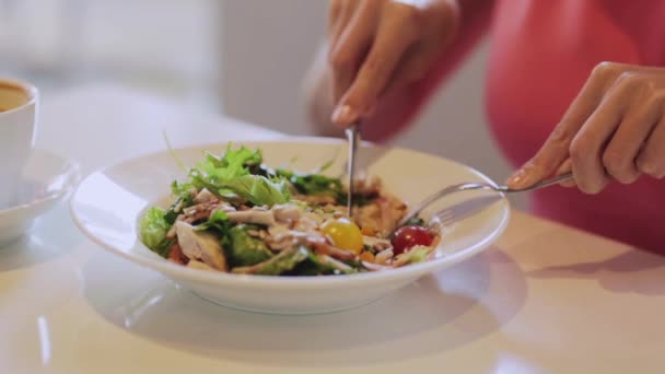 Frau isst Salat zum Mittagessen im Restaurant — Stockvideo