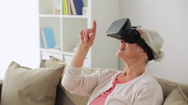 Anciana en auriculares de realidad virtual o gafas 3d — Vídeos de Stock