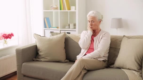 Mulher infeliz sofrendo dor de dente em casa — Vídeo de Stock
