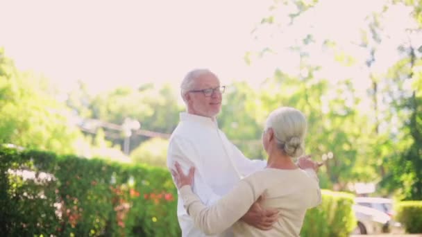 Heureux couple âgé dansant au parc de la ville d'été — Video