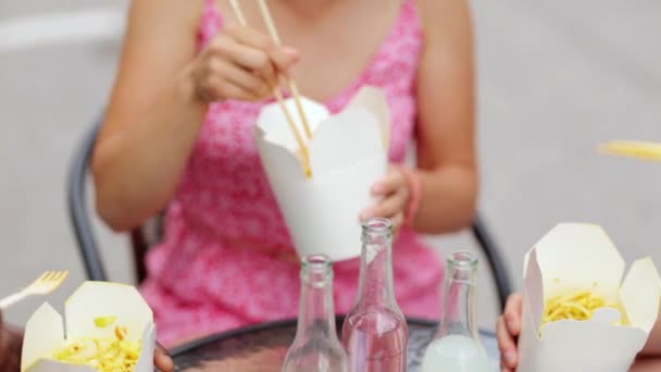 Arkadaşlar açık havada yemek yeme ve prangalara içecekler — Stok video