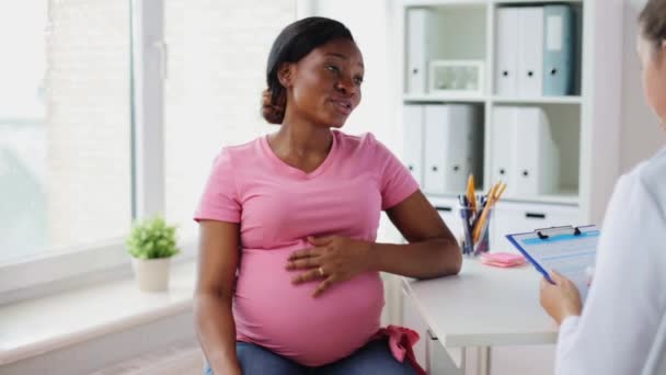 Ginekolog dan wanita hamil di rumah sakit — Stok Video