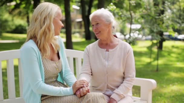 Dochter met senior moeder praten op bankje — Stockvideo