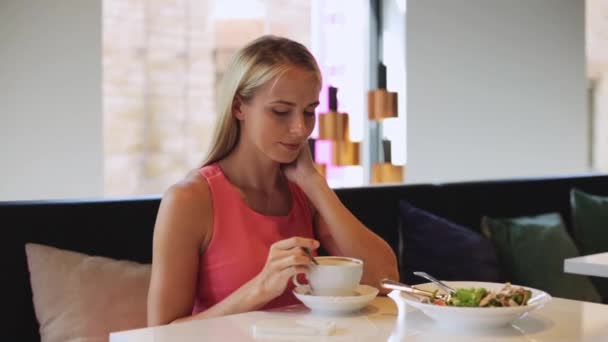 Mujer con teléfono inteligente de llamada de café en el restaurante — Vídeos de Stock