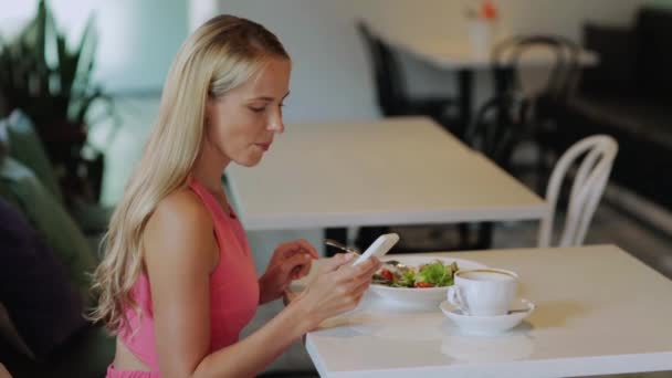 Kvinna eller granskare äter lunch på restaurang — Stockvideo