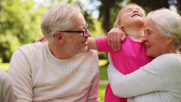 Senioren-Großeltern und Enkelin im Park — Stockvideo