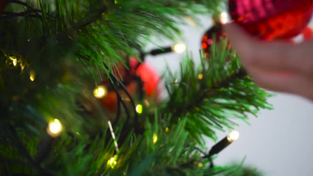 Mão decoração árvore de Natal com bola — Vídeo de Stock