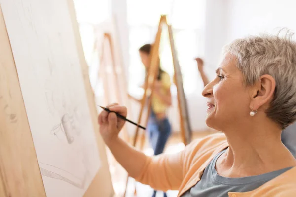 Artista mulher com desenho a lápis na escola de arte — Fotografia de Stock