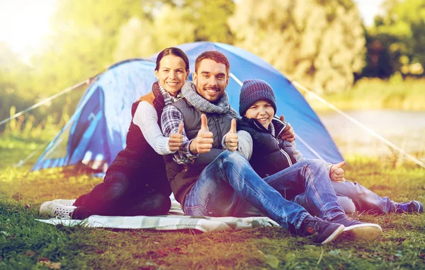 Família feliz com tenda no local do acampamento — Fotografia de Stock