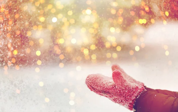 Close up de mulher jogando neve ao ar livre — Fotografia de Stock