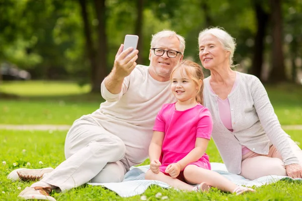 Senior morföräldrar och barnbarn selfie — Stockfoto