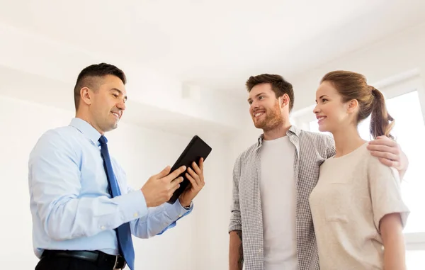 Couple et agent immobilier avec tablette PC à la nouvelle maison — Photo