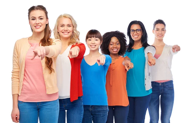 Grupo internacional de mujeres sonrientes felices — Foto de Stock