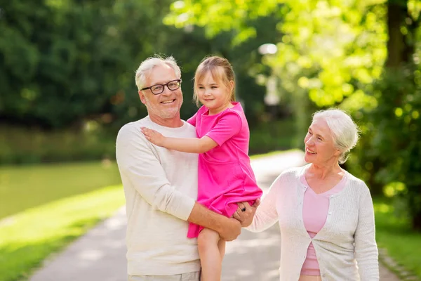 Senioren-Großeltern und Enkelin im Park — Stockfoto