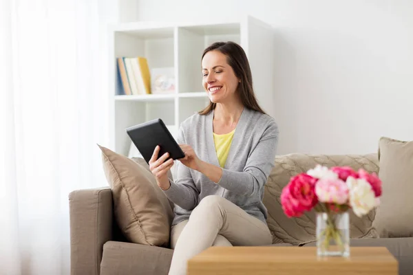 Mujer feliz con la tableta PC en casa — Foto de Stock