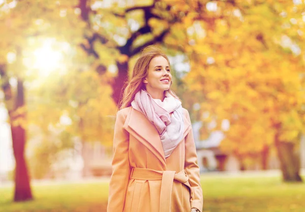 Krásná šťastná mladá žena v podzimním parku — Stock fotografie