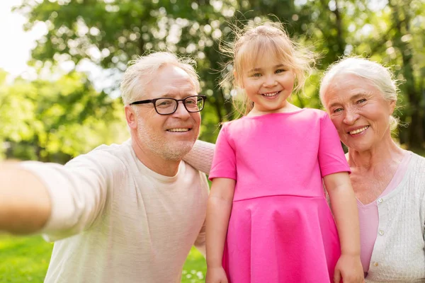 Vedoucí prarodiče a vnučka selfie — Stock fotografie
