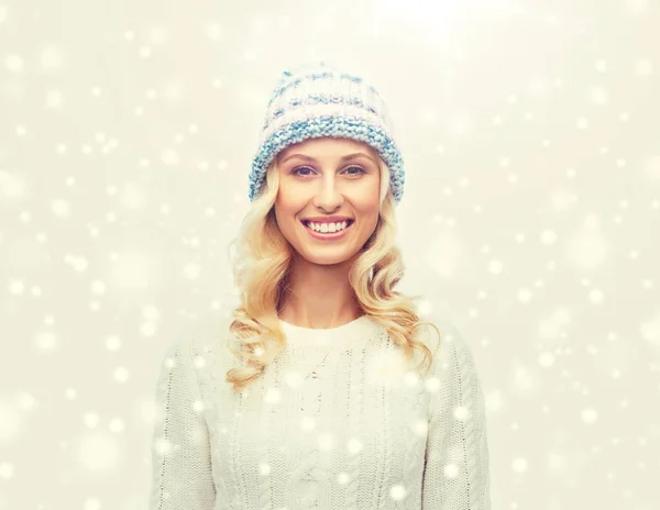 Lachende jonge vrouw in winter hoed en trui — Stockfoto