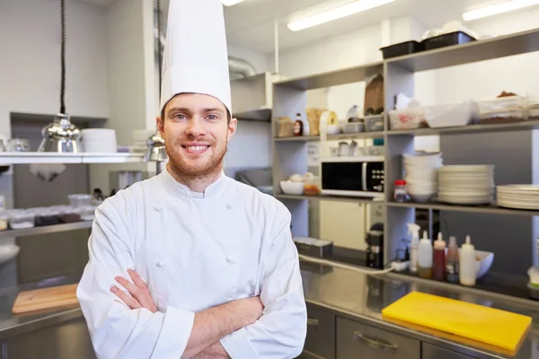 Cocinero hombre feliz en la cocina del restaurante —  Fotos de Stock