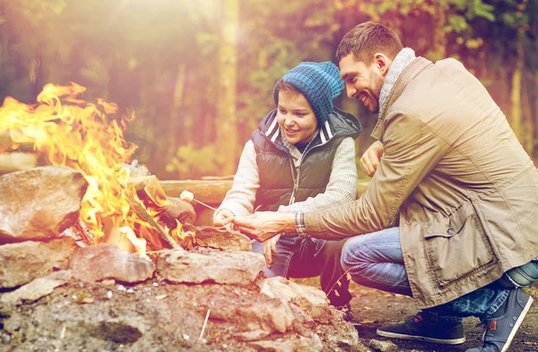 Padre e figlio arrostire marshmallow sul fuoco — Foto Stock