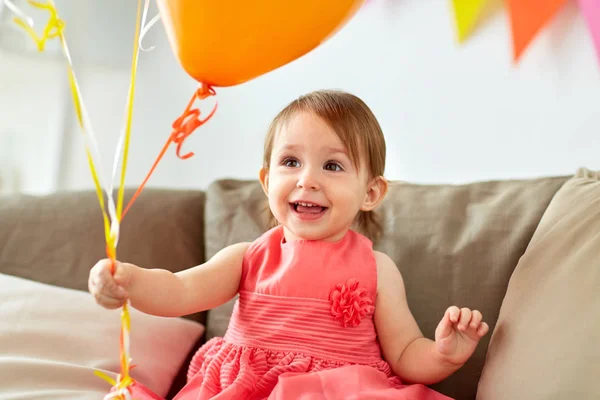 Menina feliz na festa de aniversário em casa — Fotografia de Stock