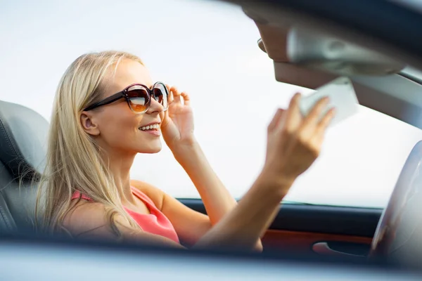 Mujer en coche descapotable tomando selfie —  Fotos de Stock