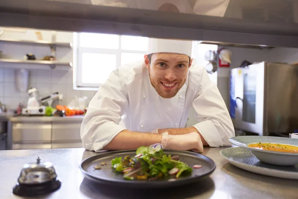 Szczęśliwy szef mężczyzna gotowanie jedzenie w restauracji kitchen — Zdjęcie stockowe