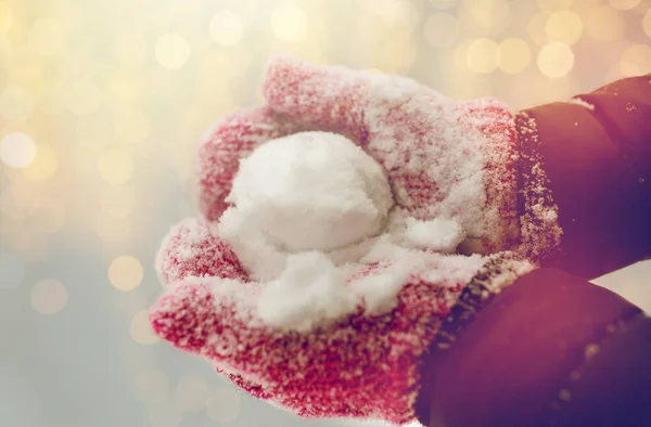 Close up de mulher segurando bola de neve ao ar livre — Fotografia de Stock