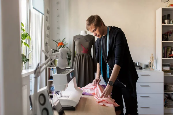 Modeontwerper met doek maken jurk op studio — Stockfoto
