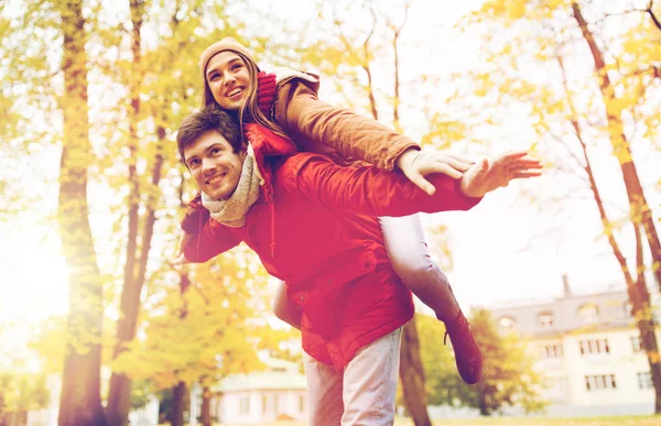 Feliz pareja joven divirtiéndose en el parque de otoño —  Fotos de Stock