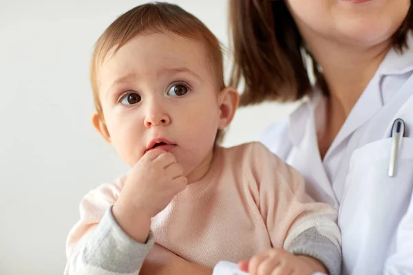 의사 또는 소아과 의료 시험에 아기와 함께 — 스톡 사진