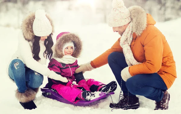 Szánkó a téli erdő séta boldog család — Stock Fotó