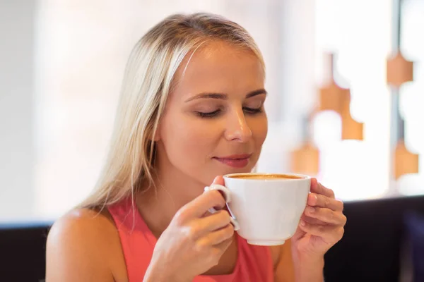 Primer plano de la mujer que bebe café en el restaurante — Foto de Stock