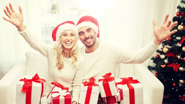 Casal feliz em casa com caixas de presente de Natal — Fotografia de Stock