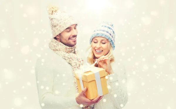 Couple souriant en vêtements d'hiver avec boîte cadeau — Photo