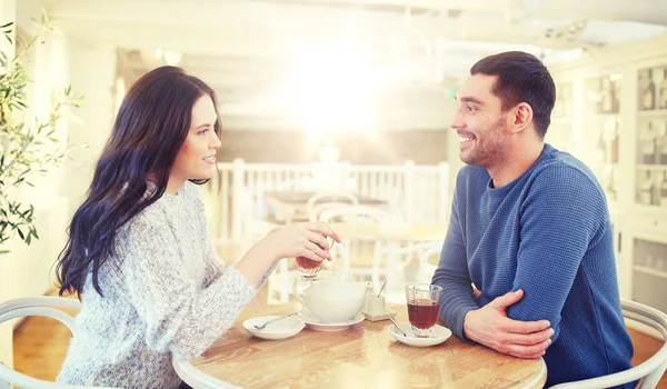 Kafede çay içen mutlu çift. — Stok fotoğraf