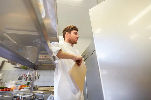 Chef con portapapeles haciendo inventario en la cocina —  Fotos de Stock