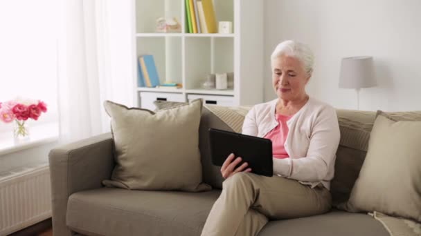 Пожилая женщина с планшетным ПК и кредитной картой — стоковое видео