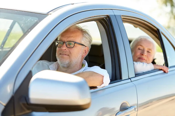 Gelukkige senior paar rijden in auto — Stockfoto