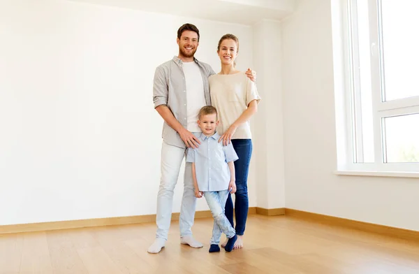 Família feliz com a criança se mudando para a nova casa — Fotografia de Stock