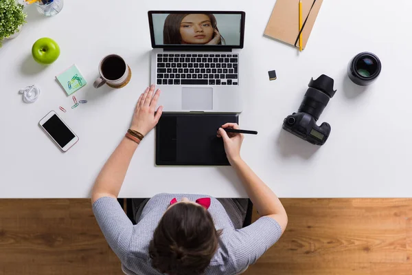 Wanita dengan kamera yang bekerja pada laptop di meja — Stok Foto