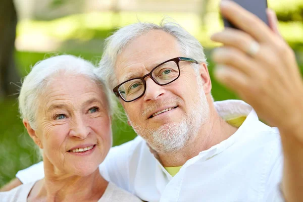 Äldre par med smartphone tar selfie på sommaren — Stockfoto