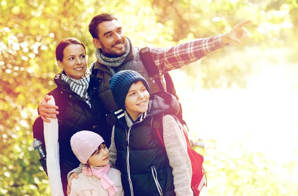 Gelukkige familie met rugzakken wandelen — Stockfoto