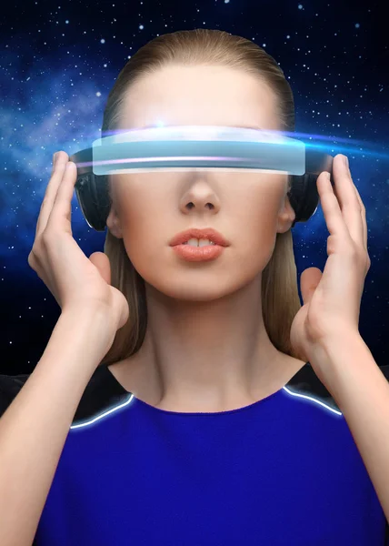 Femeie în realitate virtuală ochelari 3D peste negru — Fotografie, imagine de stoc