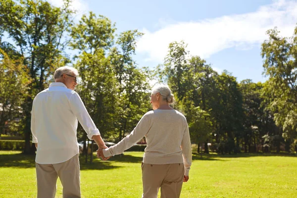Feliz pareja de ancianos caminando en el parque de verano — Foto de Stock