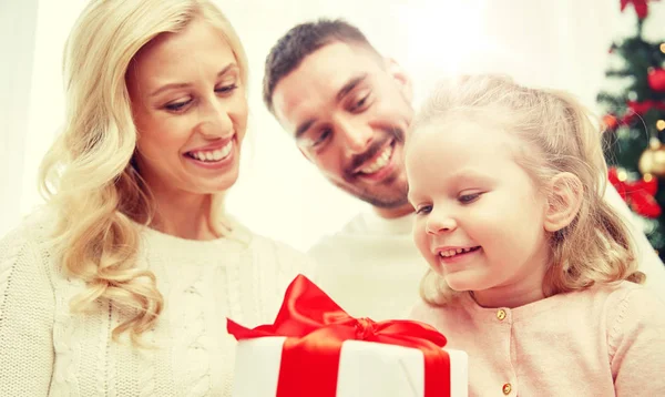 Familia feliz en casa con caja de regalo de Navidad — Foto de Stock