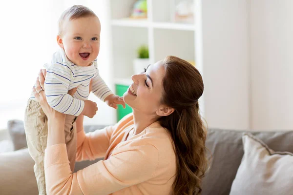 Feliz joven madre con pequeño bebé en casa —  Fotos de Stock