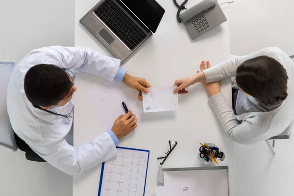 Médecin prescrivant au patient à l'hôpital — Photo