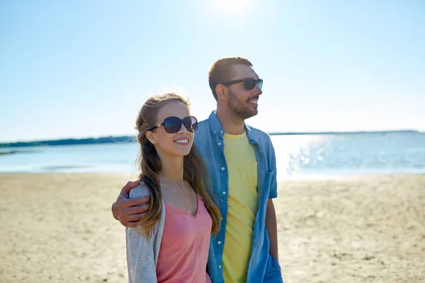 Glückliches Paar umarmt sich am Sommerstrand — Stockfoto