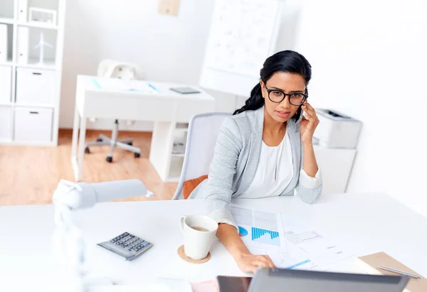 Mujer de negocios llamando en el teléfono inteligente en la oficina — Foto de Stock
